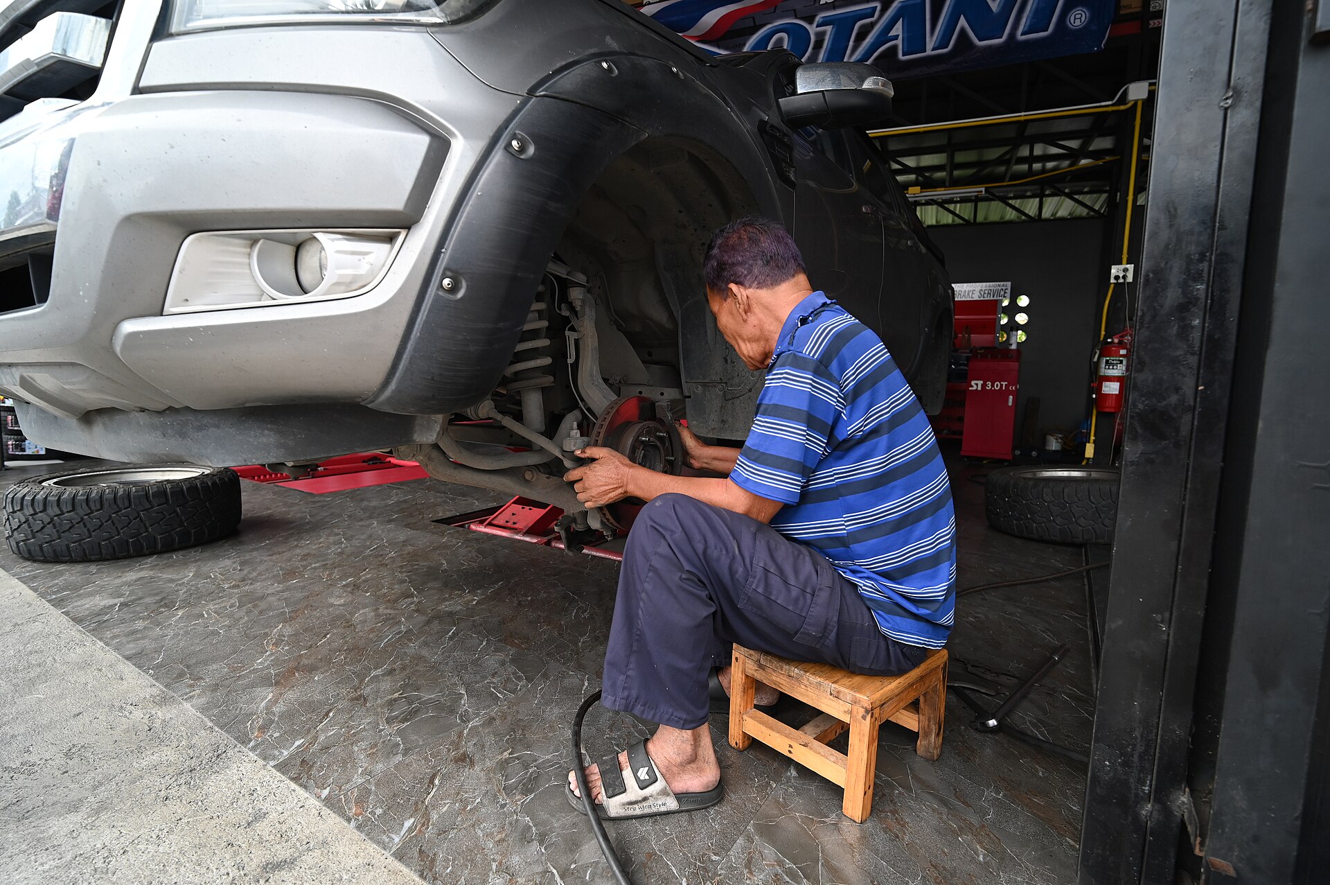 Mechaniker arbeitet am Fahrwerk