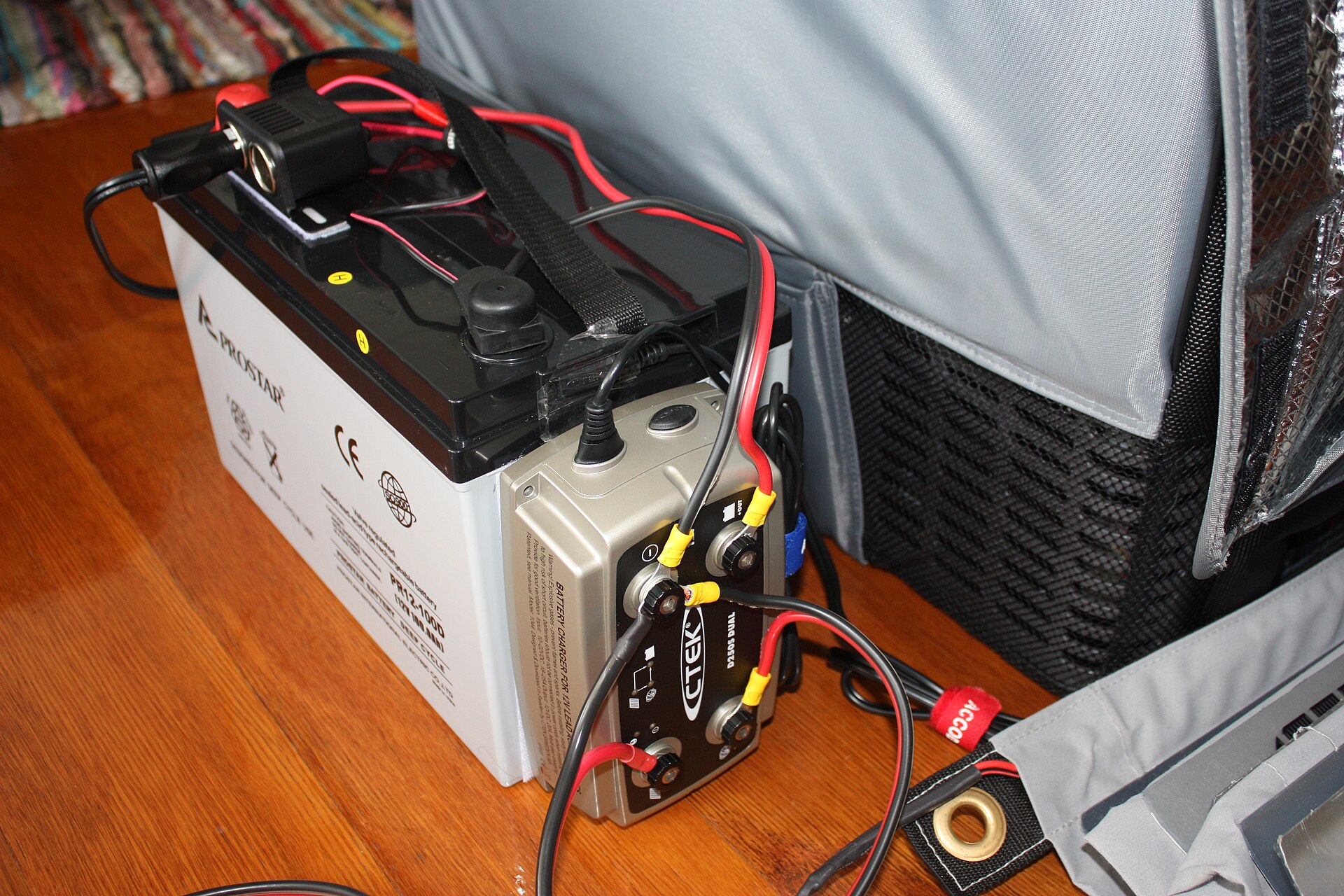 Autobatterie mit Ladegerät