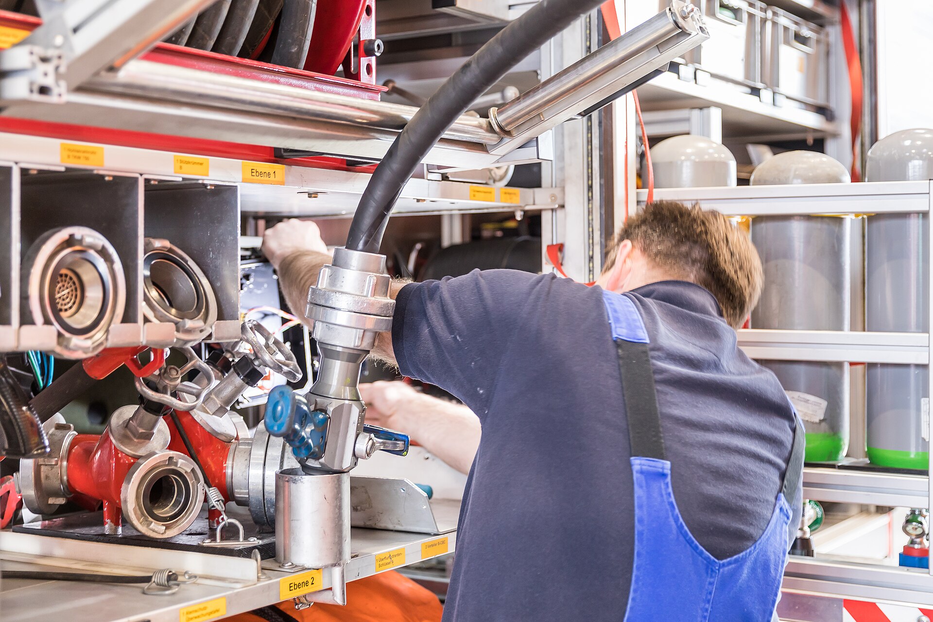 Werkbank mit Teilen und Werkzeug